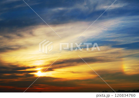 夕暮れに見えた彩雲の風景 夕暮れに見えた彩雲の風景 120834760