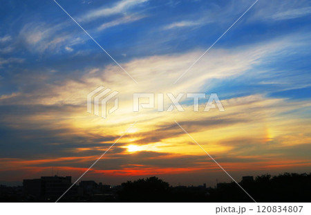 夕暮れに見えた彩雲の風景 夕暮れに見えた彩雲の風景 120834807