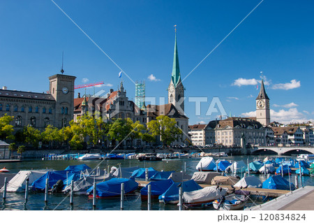 チューリッヒの街の風景 フラウミュンスターと聖ペーター教会 チューリッヒ スイス チューリッヒの街の風景 フラウミュンスターと聖ペーター教会 チューリッヒ スイス 120834824