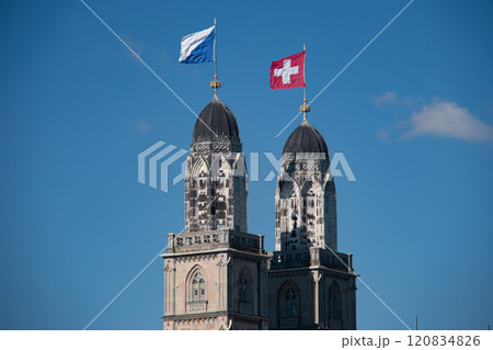チューリッヒ湖畔に広がるチューリッヒの街の風景　グロスミュンスター大聖堂　スイス 120834826