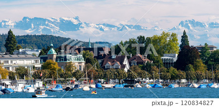 チューリッヒ湖越しのスイスアルプスの絶景　チューリッヒ　スイス 120834827
