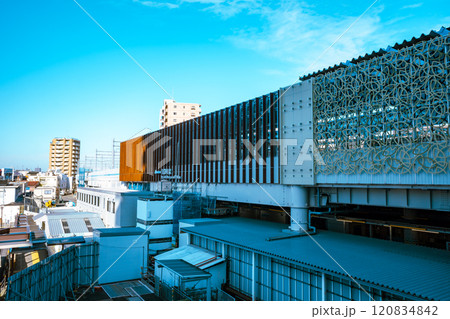 鉄道の高架化工事が進む東京 東村山駅西口 2024.11　c-4 ライトカラー 120834842