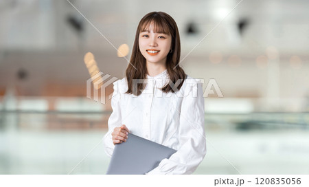 パソコンを持つ笑顔の女性・ビジネスウーマン 120835056