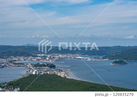 佐賀県唐津市　鏡山展望台から眺める唐津城と唐津湾と虹の松原 120835270