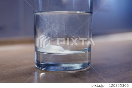 Fizzy tablet in glass of water 120835306
