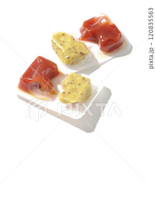 ポーション容器に入っているケチャップとマスタードを白背景で撮影 120835563