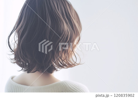 オシャレな髪型の女性・後ろ姿「AI生成画像」 オシャレな髪型の女性・後ろ姿「AI生成画像」 120835902