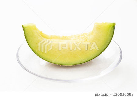 白背景にみずみずしいメロン 120836098