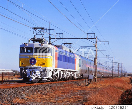 終着上野駅を目指して走る寝台特急カシオペア号 120836234
