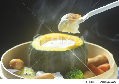 南瓜を器にした湯気の立つチーズフォンデュ 120836380