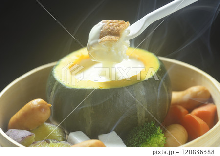 南瓜を器にした湯気の立つチーズフォンデュ 120836388