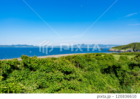 相島の鼻栗瀬（めがね岩）の風景 120836610