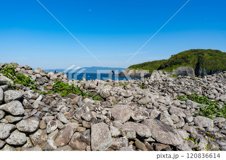 相島積石塚群と鼻栗瀬（めがね岩）の風景 120836614