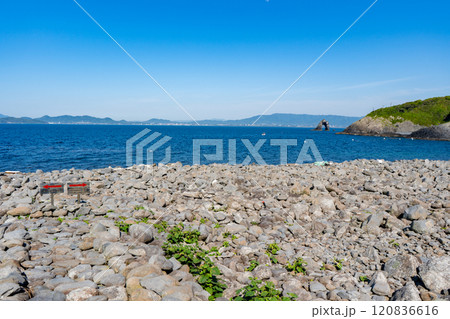 相島積石塚群と鼻栗瀬（めがね岩）の風景 120836616