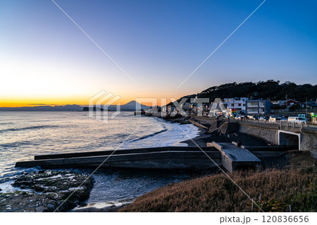 【神奈川県】稲村ケ崎から見た美しい夕焼けと富士山 【神奈川県】稲村ケ崎から見た美しい夕焼けと富士山 120836656