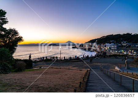 【神奈川県】稲村ケ崎から見た美しい夕焼けと富士山 120836657