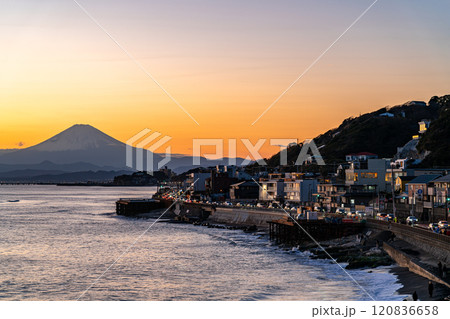 【神奈川県】稲村ケ崎から見た美しい夕焼けと富士山 120836658