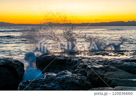 【神奈川県】稲村ケ崎から見た美しい夕焼けと波飛沫 【神奈川県】稲村ケ崎から見た美しい夕焼けと波飛沫 120836660