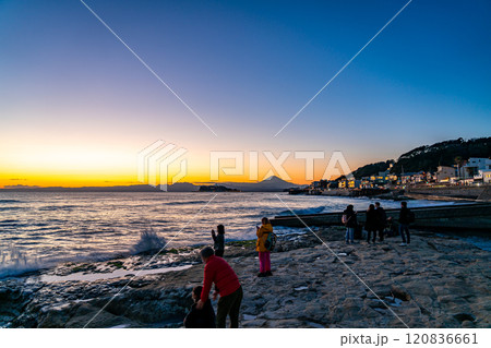 【神奈川県】稲村ケ崎から見た美しい夕焼けと富士山 120836661