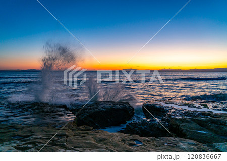 【神奈川県】稲村ケ崎から見た美しい夕焼けと波飛沫 【神奈川県】稲村ケ崎から見た美しい夕焼けと波飛沫 120836667