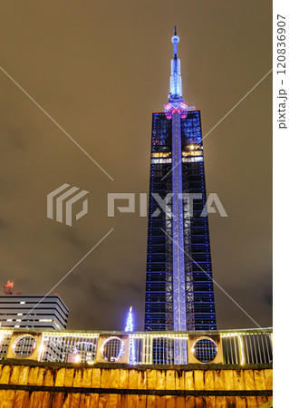 11月夜の福岡タワー周辺 120836907