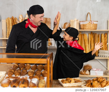 Dad and little daughter work sell in family bakery shop Dad and little daughter work sell in family bakery shop 120837007