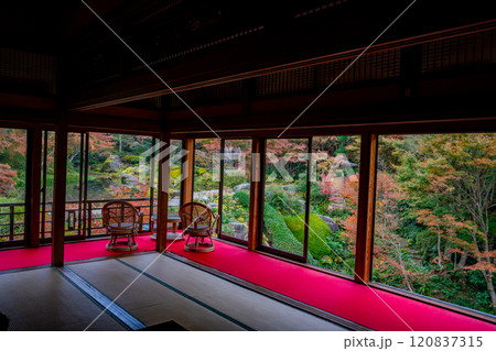 環境芸術の森の風遊山荘の紅葉の風景（唐津市） 120837315
