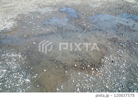 砂利道の水たまり 120837578