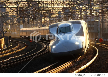【JR東海】夕方のN700系「のぞみ」（東海道新幹線：浜松駅） 120838433