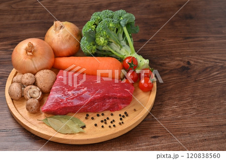 ビーフ、牛もも肉、ブロック肉、ビーフシチュー料理用の食材イメージ。 120838560