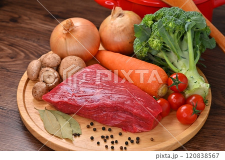 ビーフ、牛もも肉、ブロック肉、ビーフシチュー料理用の食材イメージ。 120838567