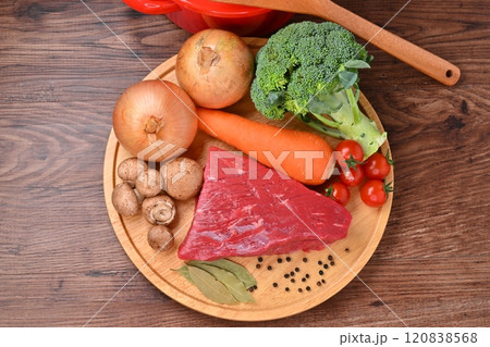 ビーフ、牛もも肉、ブロック肉、ビーフシチュー料理用の食材イメージ。 120838568