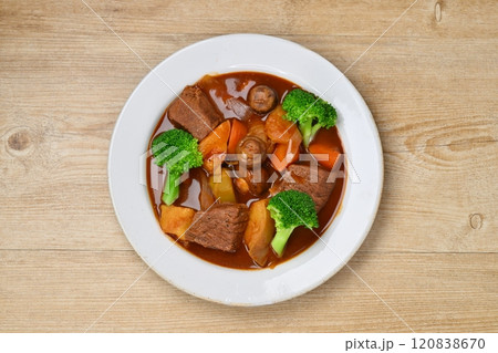 ビーフシチュー。牛モモ肉のデミグラスソース煮込み。 120838670