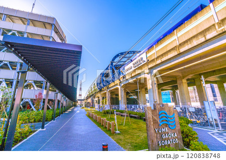 日本の横浜都市景観 SOTETSU　ゆめが丘駅や電車、ゆめが丘ソラトス（左）などを望む 120838748