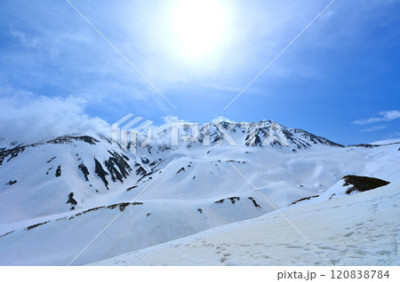 【富山県】日差しが差し込む美しい立山の雪景色 【富山県】日差しが差し込む美しい立山の雪景色 120838784