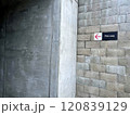 「This way」の案内表示 120839129