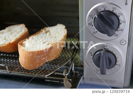 トースター　フランスパン 120839719