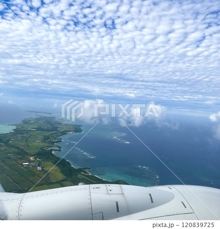 飛行機からみた海と島とうろこ曇 飛行機からみた海と島とうろこ曇 120839725
