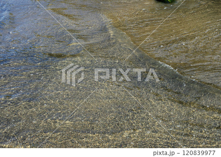 海辺、波の織りなす美しさ、神秘さ。寄せては返す波、地球の息遣いのようにも見えてくる、水のパターン。 120839977