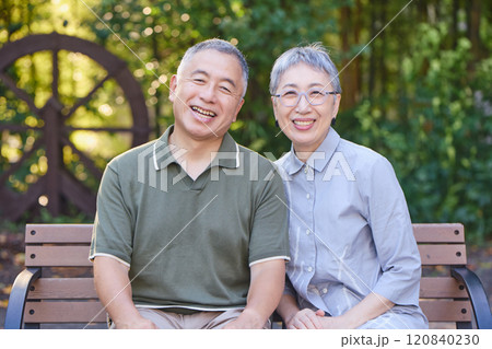 ベンチに座るシニア夫婦 ベンチに座るシニア夫婦 120840230