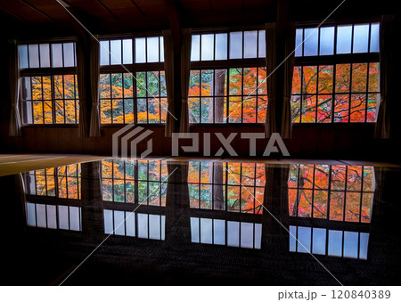 滋賀県多賀町の大瀧神社の社務所から見た秋景色 120840389