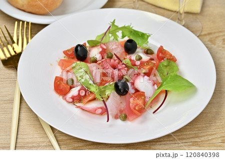 カルパッチョ、カルパッチョサラダ。サーモン、鯛、蛸、ミニトマト、ベビーリーフ、オリーブオイル。 カルパッチョ、カルパッチョサラダ。サーモン、鯛、蛸、ミニトマト、ベビーリーフ、オリーブオイル。 120840398