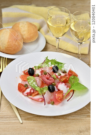カルパッチョ、カルパッチョサラダ。サーモン、鯛、蛸、ミニトマト、ベビーリーフ、オリーブオイル。 カルパッチョ、カルパッチョサラダ。サーモン、鯛、蛸、ミニトマト、ベビーリーフ、オリーブオイル。 120840401