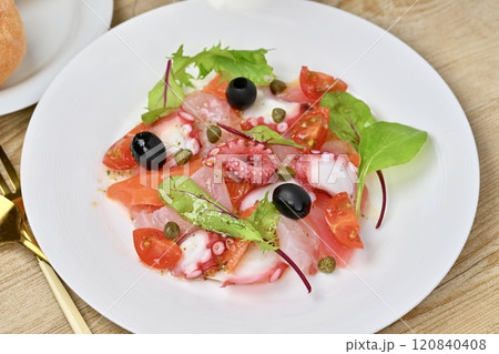 カルパッチョ、カルパッチョサラダ。サーモン、鯛、蛸、ミニトマト、ベビーリーフ、オリーブオイル。 カルパッチョ、カルパッチョサラダ。サーモン、鯛、蛸、ミニトマト、ベビーリーフ、オリーブオイル。 120840408