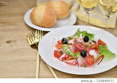 カルパッチョ、カルパッチョサラダ。サーモン、鯛、蛸、ミニトマト、ベビーリーフ、オリーブオイル。 120840411