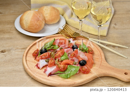 カルパッチョ、カルパッチョサラダ。サーモン、鯛、蛸、ミニトマト、ベビーリーフ、オリーブオイル。 カルパッチョ、カルパッチョサラダ。サーモン、鯛、蛸、ミニトマト、ベビーリーフ、オリーブオイル。 120840413