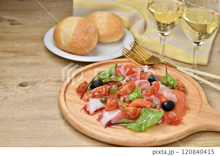 カルパッチョ、カルパッチョサラダ。サーモン、鯛、蛸、ミニトマト、ベビーリーフ、オリーブオイル。 120840415