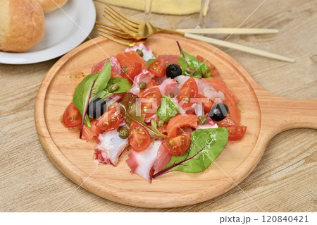 カルパッチョ、カルパッチョサラダ。サーモン、鯛、蛸、ミニトマト、ベビーリーフ、オリーブオイル。 120840421