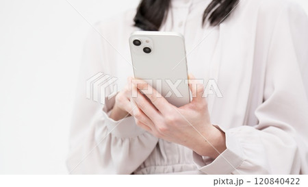 スマートフォンを操作する女性の手元 120840422