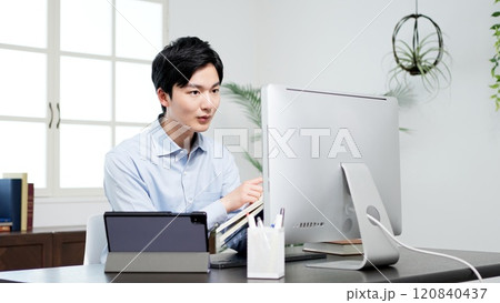 資料を調べてトラブルを解決する男性 120840437
